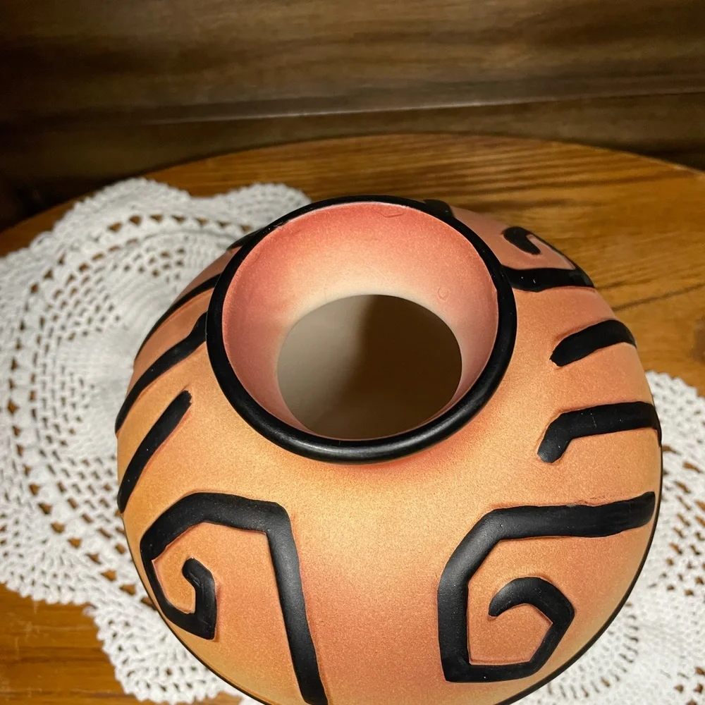 HOMEMAKER’S IDEA COMPANY Black And Orange/Beige Vase Art Southwest Style